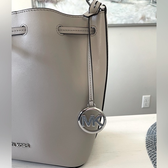 Michael Kors Eden Leather Bucket Crossbody bag- New great Christmas gift - Picture 4 of 12